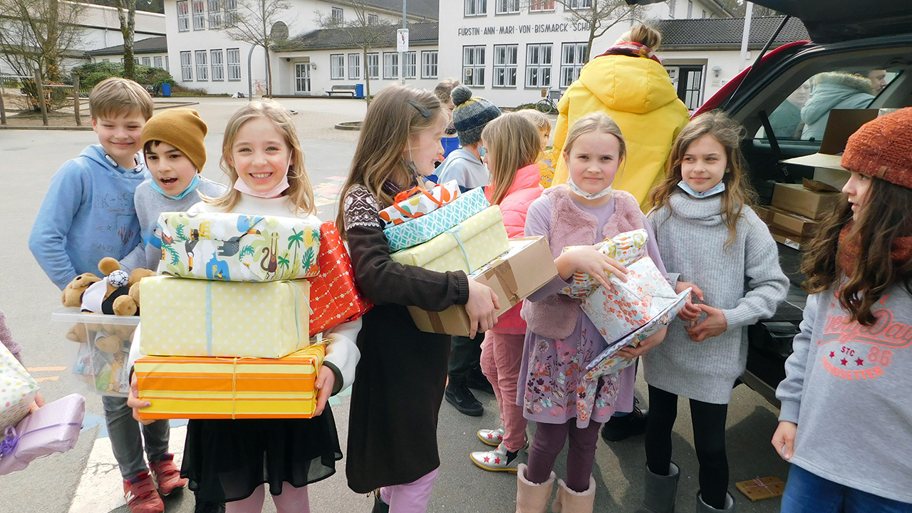 Spielsachen und Süßigkeiten für ukrainische Kinder in Lemberg.